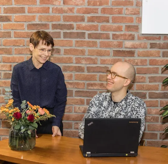 Mandaatin kirjanpitäjät työskentelevät toimistolla